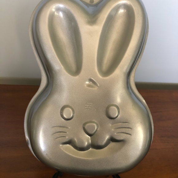 🐰Wilton Bunny cake pan🐰 - Picture 2 of 8